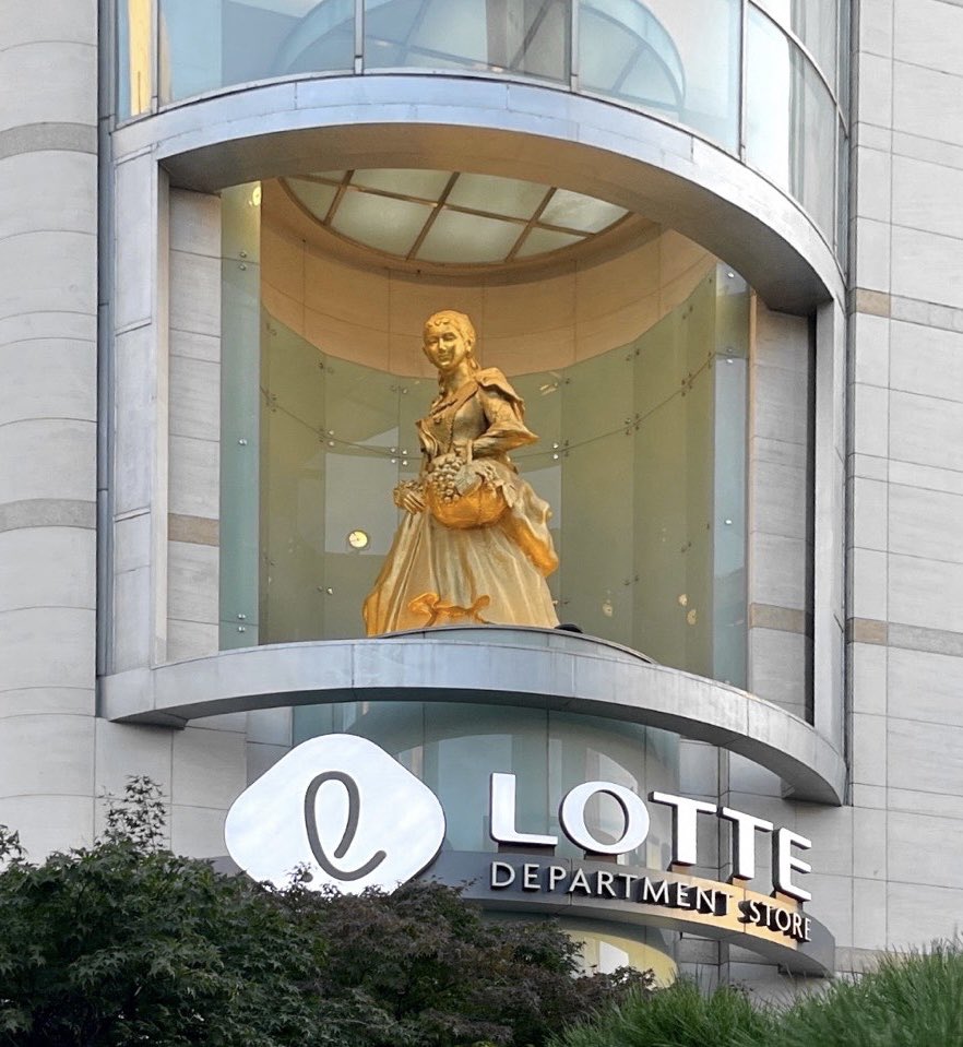 LOTTE, was HARRODS für London, LAFAYETTE für Paris oder das KaDeWe für Berlin, das ist LOTTE für Seoul. 
Ja LOTTE kann international mithalten, ohne Probleme, es handelt sich um ein fantastisches Kaufhaus mitten im Zentrum der Stadt.