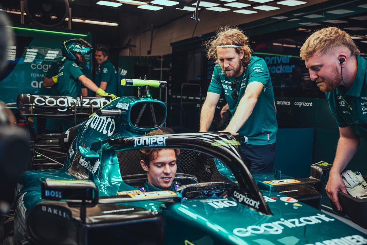 DrugovichBrazil's tweet photo. 🐉| Felipe Drugovich e Sebastian Vettel na garagem da Aston Martin Formula 1 Team durante Grande Prêmio dos Estados Unidos.
#FelipeDrugovich #FDBR https://t.co/qGwsoNZWwy