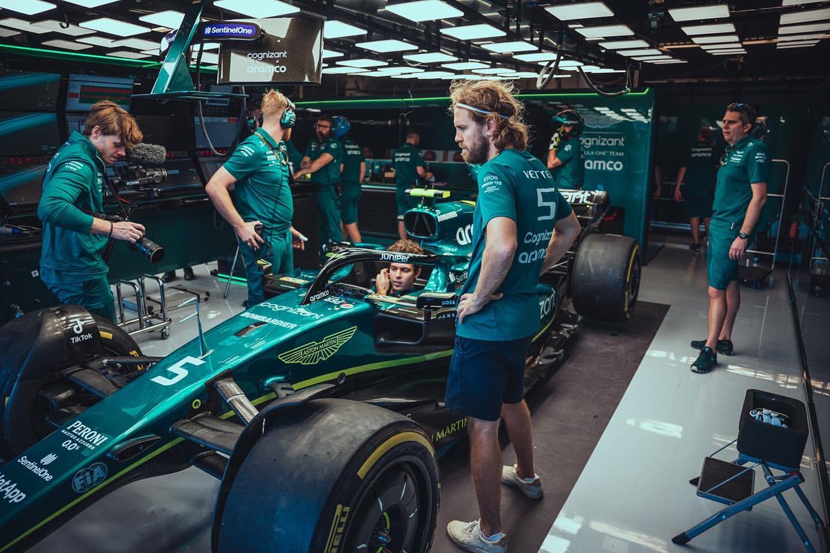 DrugovichBrazil's tweet photo. 🐉| Felipe Drugovich e Sebastian Vettel na garagem da Aston Martin Formula 1 Team durante Grande Prêmio dos Estados Unidos.
#FelipeDrugovich #FDBR https://t.co/qGwsoNZWwy