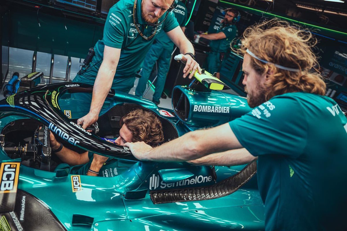 DrugovichBrazil's tweet photo. 🐉| Felipe Drugovich e Sebastian Vettel na garagem da Aston Martin Formula 1 Team durante Grande Prêmio dos Estados Unidos.
#FelipeDrugovich #FDBR https://t.co/qGwsoNZWwy
