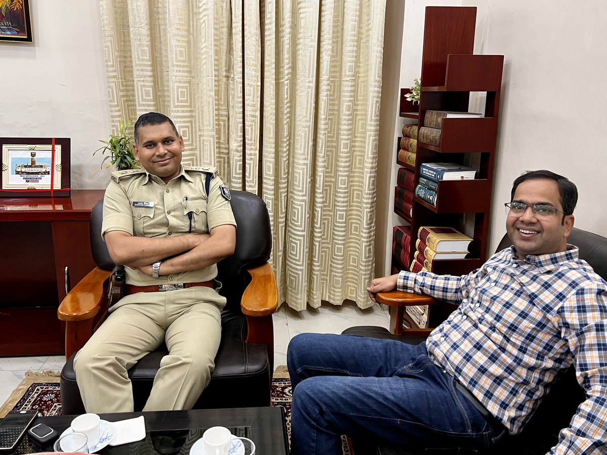 PravKumarr's tweet photo. Had a great reunion with Saran SP Sh. Santosh Kumar. He is a real change maker on ground and hero in true sense. Accredited to ensure 100% compliance on complaint registration in the district. Best wishes in his endeavour to provide impartial, transparent and empowering policing. https://t.co/ciBKMXrOAN