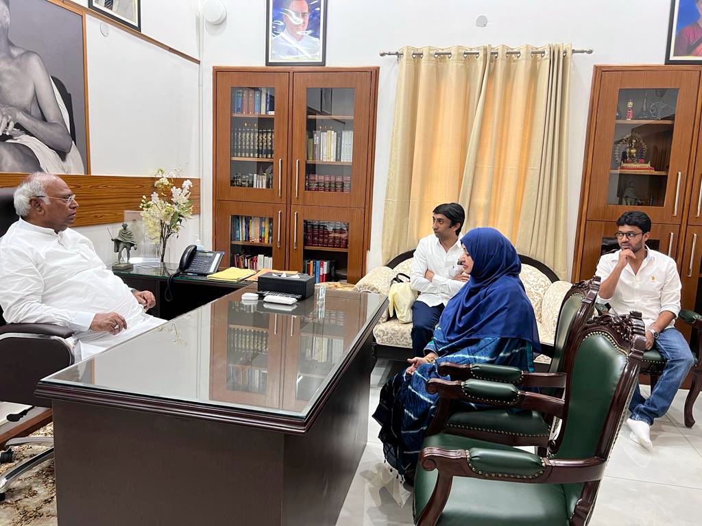 MlaKaneezfatima's tweet photo. Met and congratulated newly elected AICC president Shri Mallikarjun @kharge ji in his office today.
Also felicitate @PriyankKharge. https://t.co/F0eNOf2Sb2