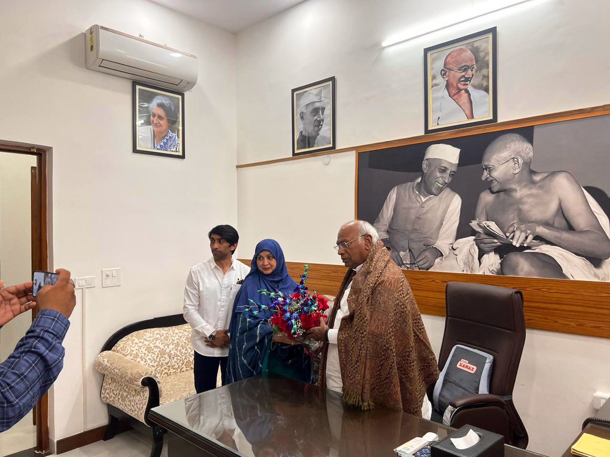 MlaKaneezfatima's tweet photo. Met and congratulated newly elected AICC president Shri Mallikarjun @kharge ji in his office today.
Also felicitate @PriyankKharge. https://t.co/F0eNOf2Sb2