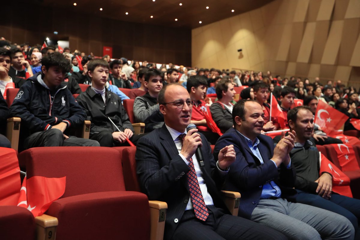 AvniOrki's tweet photo. Tiyatro ekibimiz 29 Ekim Cumhuriyet Bayramı etkinlikleri kapsamında “İşgalden Cumhuriyet’e” adlı oyununu ilçemizdeki liseli gençlerimiz için sahneliyor. Denizli’mizin milli mücadelede ortaya koyduğu iradeyi konu alan bu özel gösteriyi gençlerimizle birlikte gururla izledik. https://t.co/aub1dZTeaa
