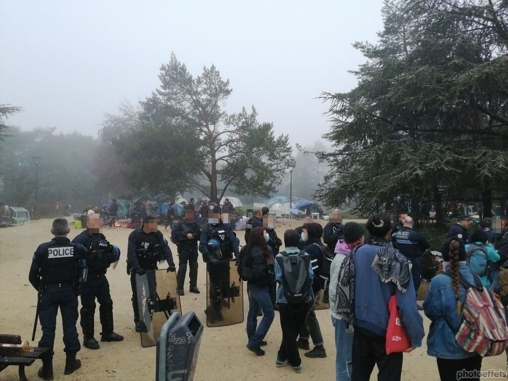 Grenoble : le camp de l'Alliance évacué ce mardi 25 octobre 2022, 78 personnes conduites vers un gymnase à Saint-Egrève - placegrenet.fr/2022/10/25/gre…