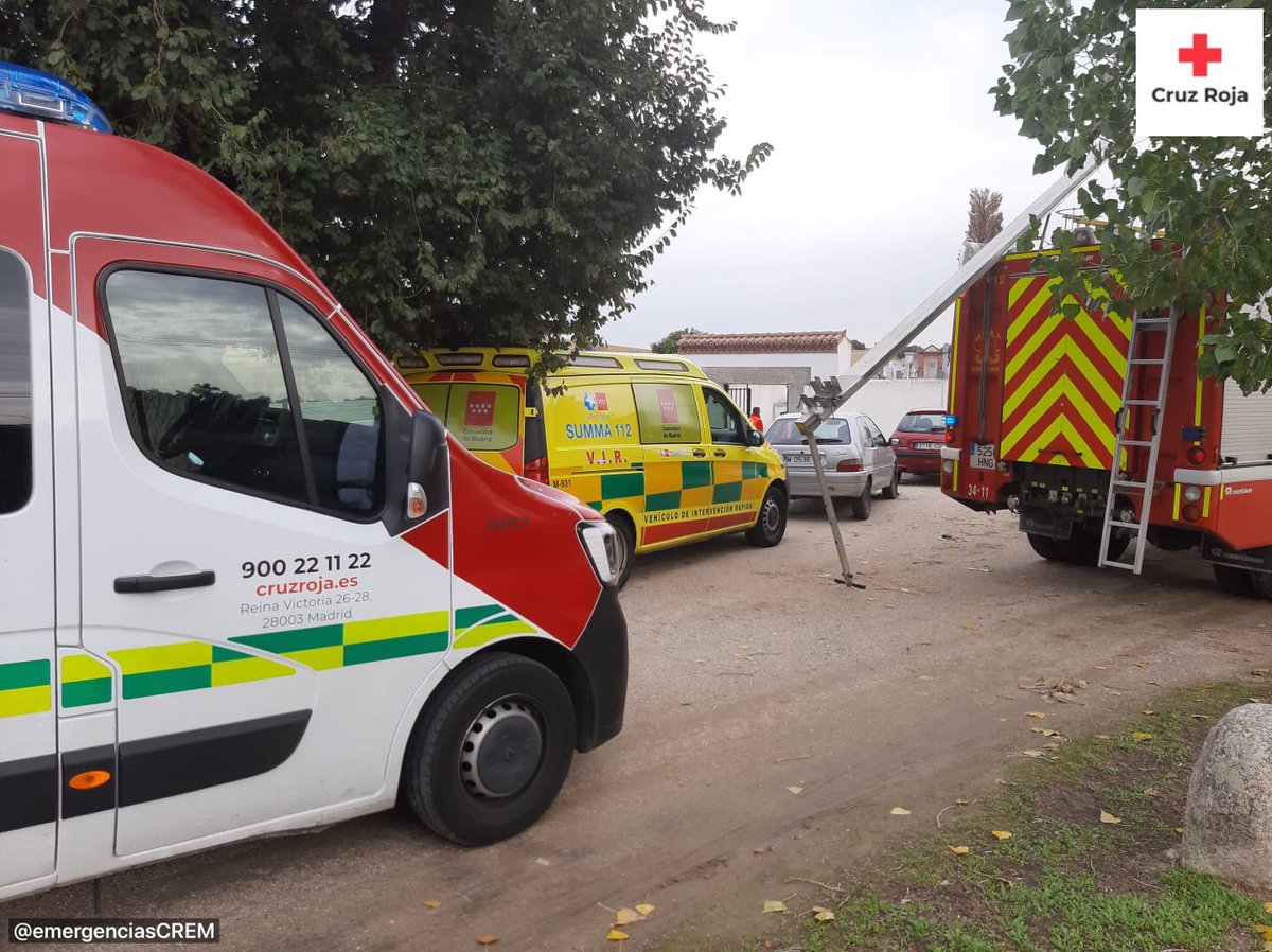 emergenciasCREM's tweet photo. Tras solicitud desde #SUMMA112 uno de nuestros #SVB interviene, junto a VIR del SUMMA112, en la atención de una persona que sufre una caída dentro de una fosa en el cementerio de #Villamantilla.
Colabora #BomberosCM.

#ASEM112 https://t.co/f6TjzpsndB