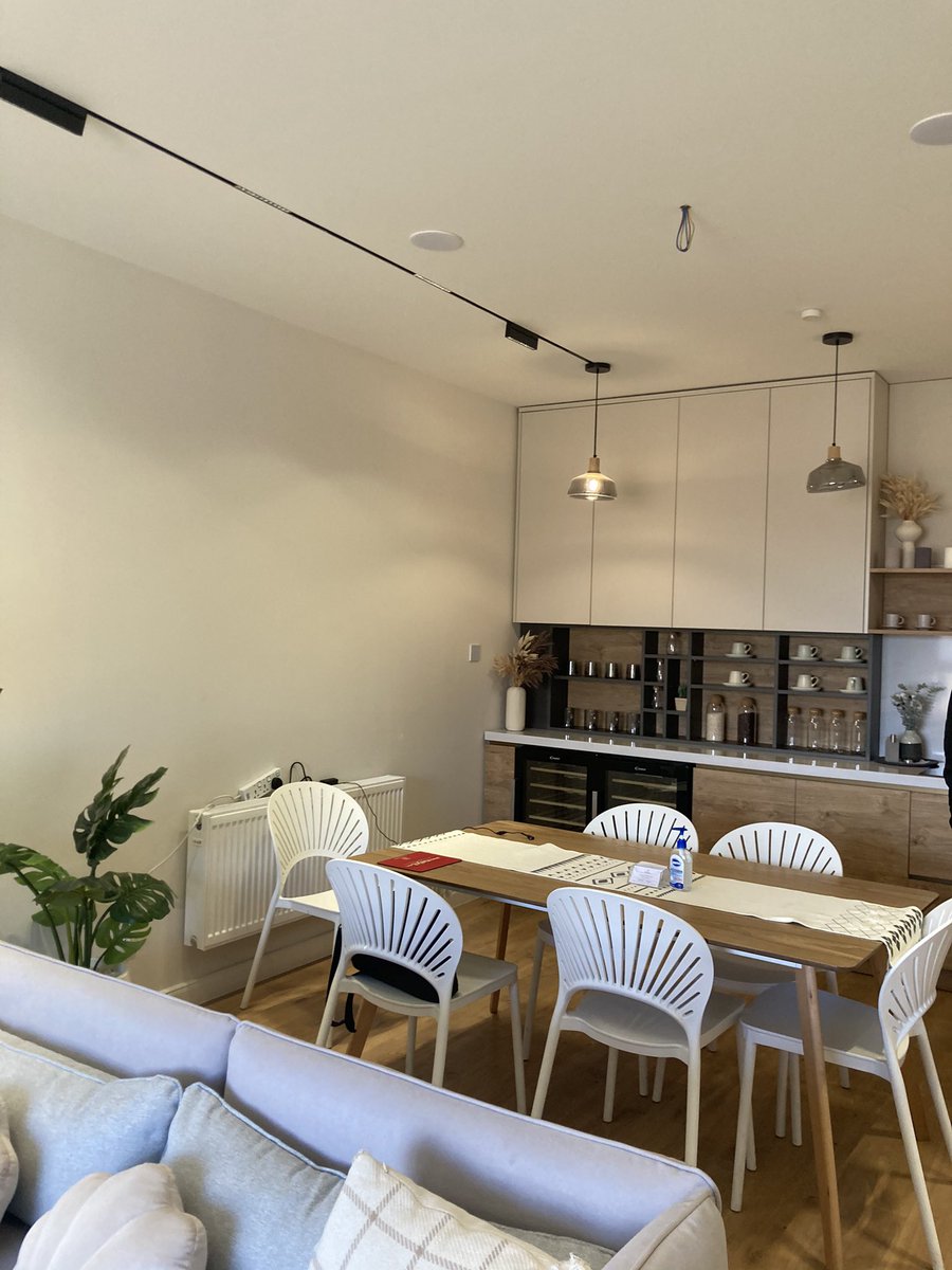 Хадат вилла очиж үзэв 200 саяар ийм дулаан гаражтай 2 дахар таунхаус авахуу 13 т 3 өрөө байр авахуу