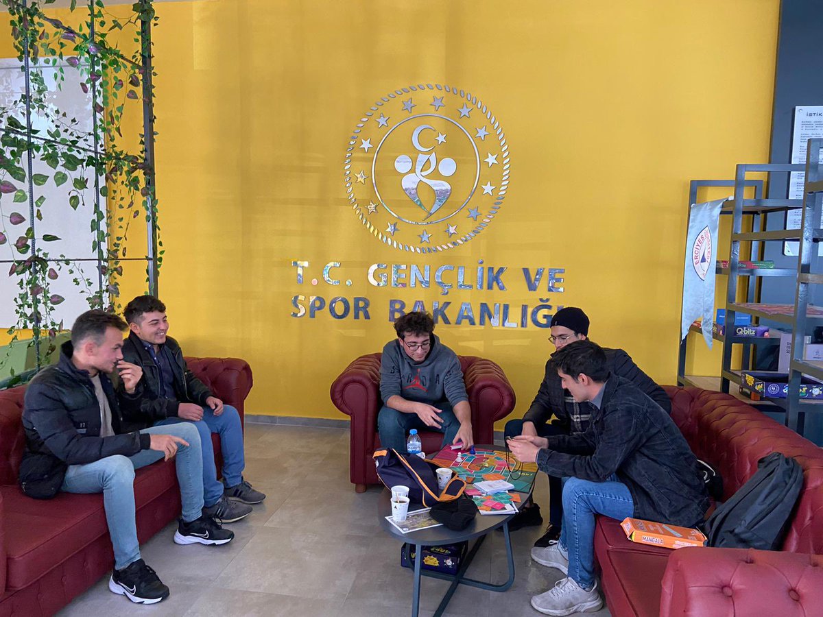 GSB_Talasgm's tweet photo. Erciyes üniversitesi Etak Deneme Sahnesi Tiyatro Kulübü gençleri, genç ofisimizde seçmelerini yapıyor.
#erugençofis
#TalasGm https://t.co/pKmCr3jZ54