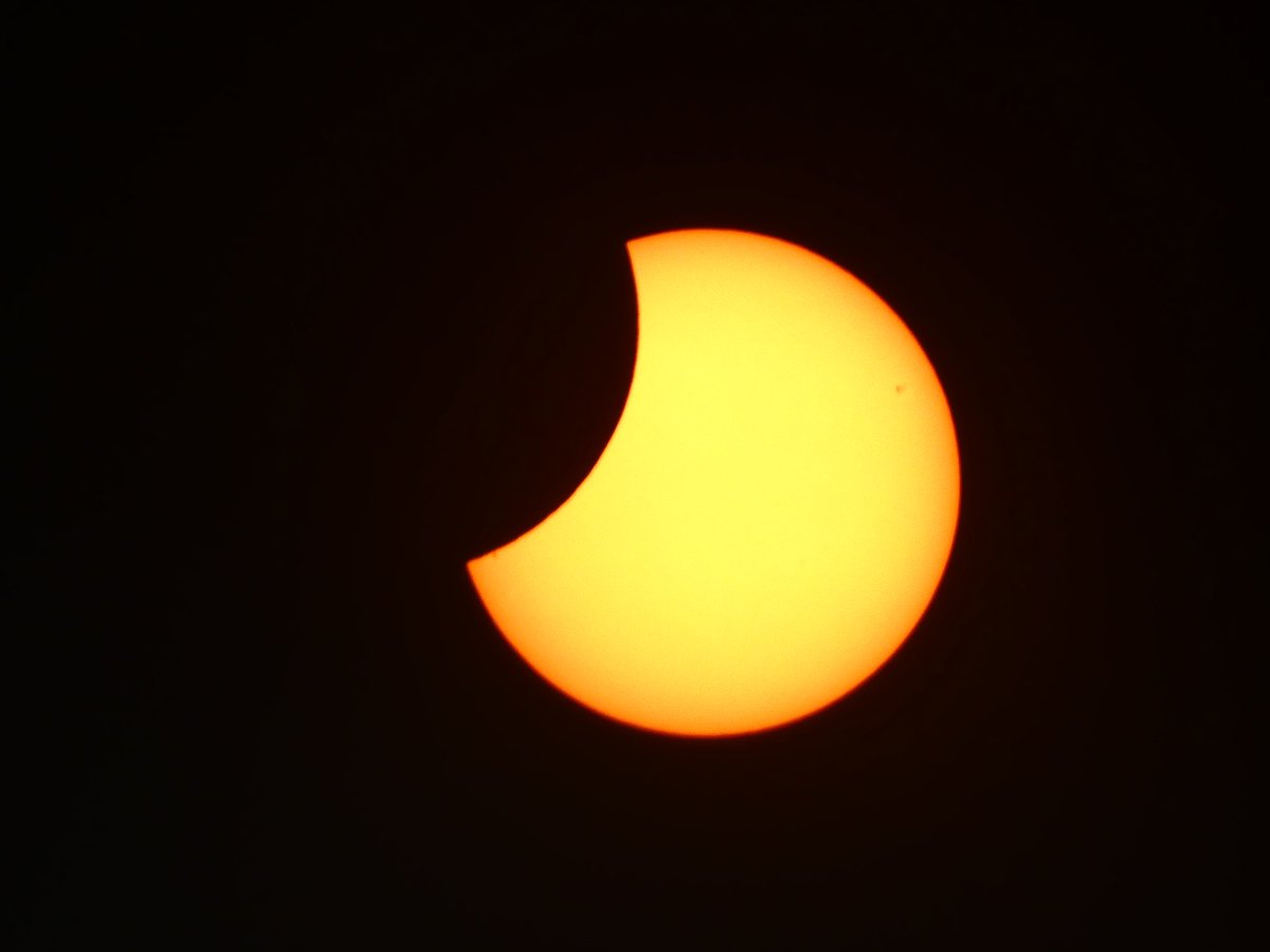 frankdeboosere's tweet photo. In kleur, met zonnefilter.
#Eclipse2022  #zonsverduistering https://t.co/TmBUOA57CI