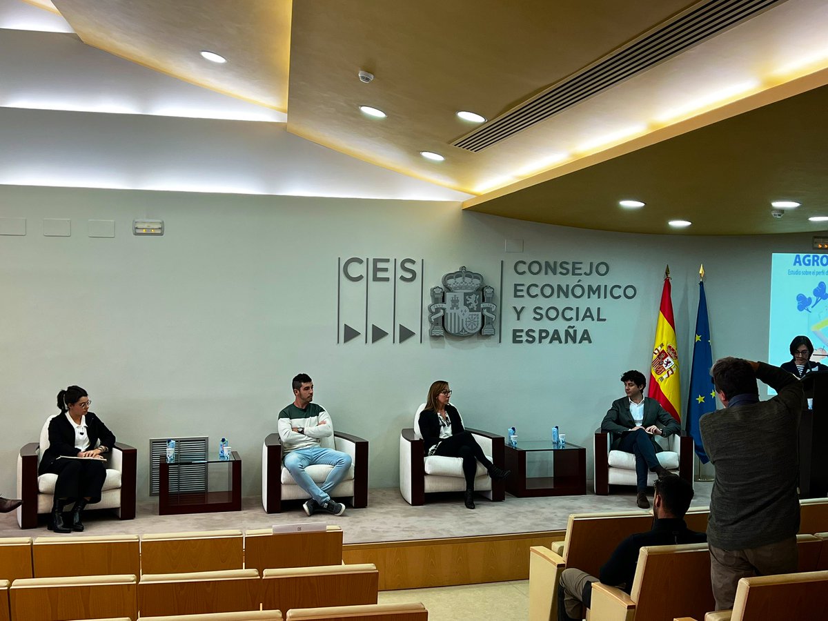 BASF_AgroES's tweet photo. #EnDirecto 🤳 #️⃣ #AgroMillennials 

Nuestra compañera @NicoTrombini explica como desde #BASFAGRO llevamos años apostando por acercarnos a los agricultores a la hora de comunicar y acompañar en su día a día, probando productos y viviendo la experiencia con ellos 👍

Sigue hilo ⤵️ https://t.co/uXM5IkNDPy