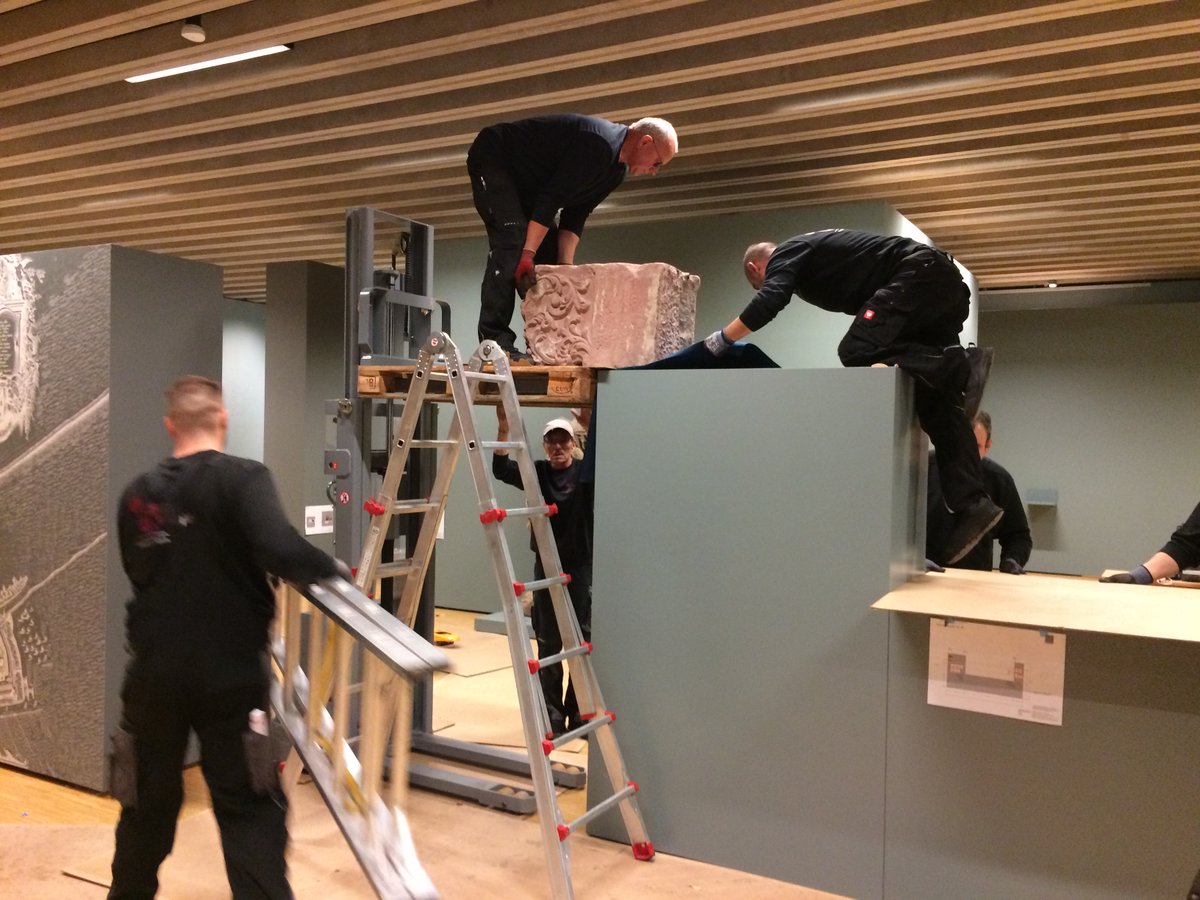 histmus's tweet photo. #BehindTheScenes Weiter geht's mit dem Aufbau von #Reiffenstein #AllesVerschwindet. Habt ihr den Eckbalken des Hauses zur Goldenen Waage erkannt? Zwischen den großen Objekten finden nun auch langsam Reiffensteins tolle Aquarelle des alten #Frankfurt an ihren Platz. https://t.co/81cb6nznfa