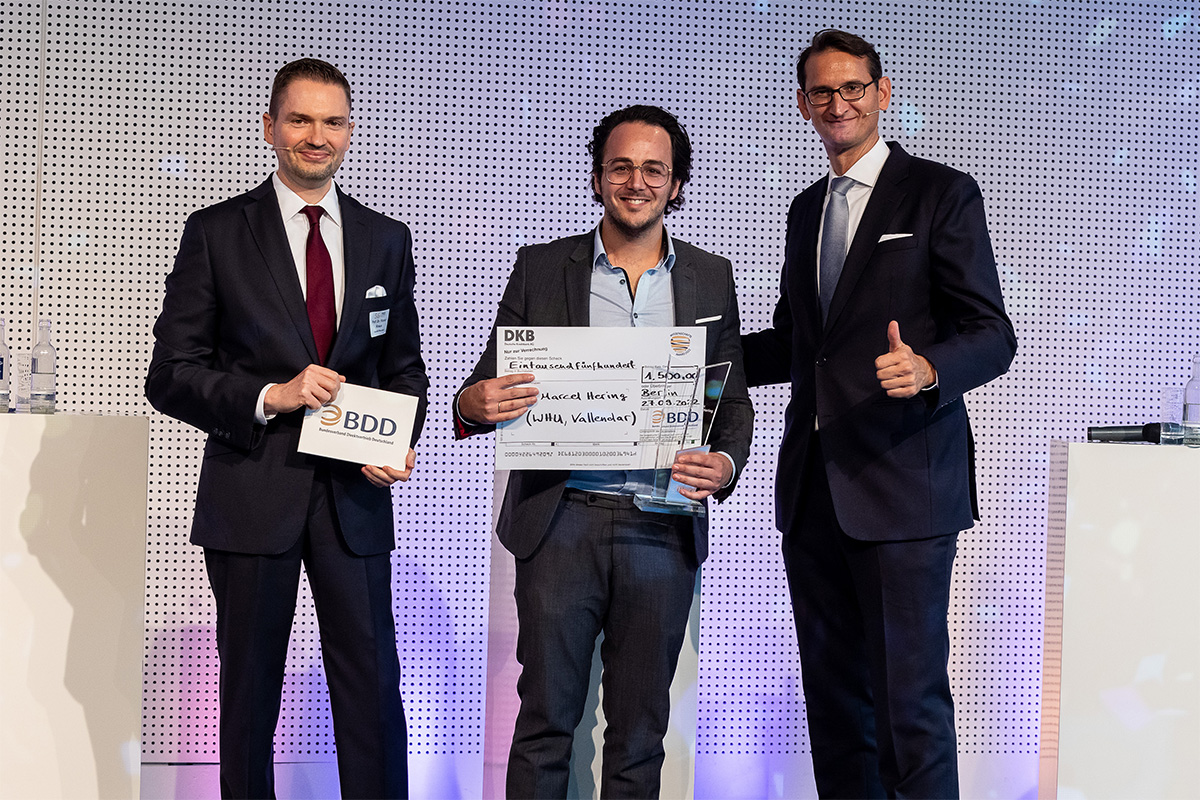 Markus Rudolf (@prof_rudolf) on Twitter photo Freue mich sehr über die Verleihung des #Wissenschaftspreises des Bundesverbands #Direktvertrieb Deutschland an @WHU_edu Dr. Marcel Hering für seine #Forschung über das schlechte Image von Verkäufern und wie sie damit umgehen. Herzlichen Glückwunsch! whu.edu/de/magazin/whu… Freue mich sehr über die Verleihung des #Wissenschaftspreises des Bundesverbands #Direktvertrieb Deutschland an @WHU_edu Dr. Marcel Hering für seine #Forschung über das schlechte Image von Verkäufern und wie sie damit umgehen. Herzlichen Glückwunsch! whu.edu/de/magazin/whu…