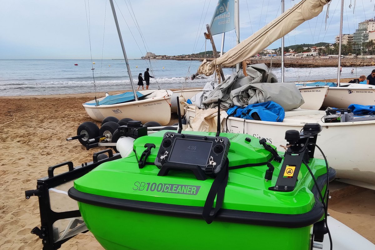 gpaseabots's tweet photo. Dissabte passat vam participar a la Jornada de Recollida de Residus, organitzada al @NauticSitges. La iniciativa va ser promoguda per @vela_cat i @residuscat , que també impulsa l'acció "Let´s Clean Up Europe!". #SEABOTS hi va contribuir amb el #dronaquàtic de neteja #SB100PRO. https://t.co/aiyxcoWYiQ