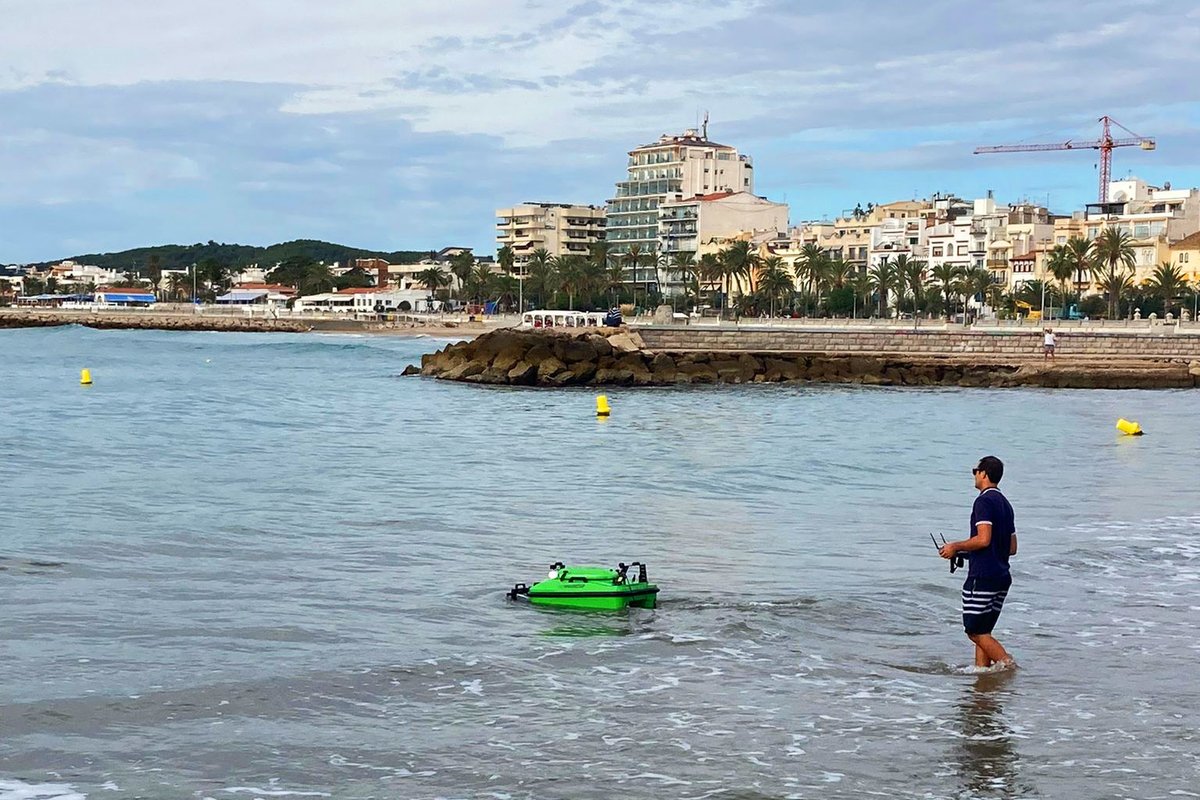 gpaseabots's tweet photo. Dissabte passat vam participar a la Jornada de Recollida de Residus, organitzada al @NauticSitges. La iniciativa va ser promoguda per @vela_cat i @residuscat , que també impulsa l'acció "Let´s Clean Up Europe!". #SEABOTS hi va contribuir amb el #dronaquàtic de neteja #SB100PRO. https://t.co/aiyxcoWYiQ