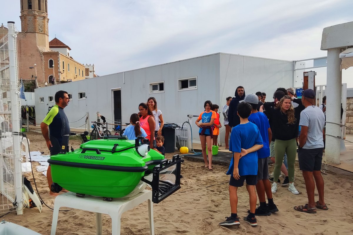 gpaseabots's tweet photo. Dissabte passat vam participar a la Jornada de Recollida de Residus, organitzada al @NauticSitges. La iniciativa va ser promoguda per @vela_cat i @residuscat , que també impulsa l'acció "Let´s Clean Up Europe!". #SEABOTS hi va contribuir amb el #dronaquàtic de neteja #SB100PRO. https://t.co/aiyxcoWYiQ