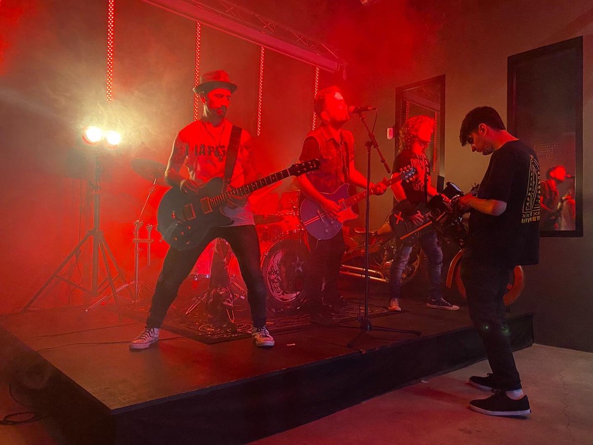 lafugarock's tweet photo. ¡Este jueves sale el videoclip de Luna!
Mientras tanto, os dejamos con algunas imágenes del rodaje para ir abriendo el apetito 🙌🏻
¡Nos vemos el jueves! 🔥

#lafuga #lafugarock #rockespaña #rock #single2022 #gira2022 https://t.co/L1c720mkhW
