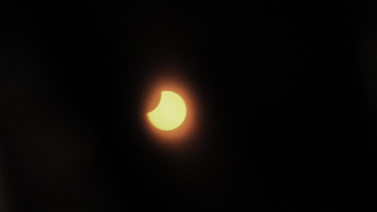 The best i can do with what i have🙄😉
FujiXT20 & Sigma(for Canon ef-s) 18-200mm f22, ISO 400, f:1/1500 sec
#eclissisolare #eclissi #fujifilmxseries #fujilovers #fujixt20