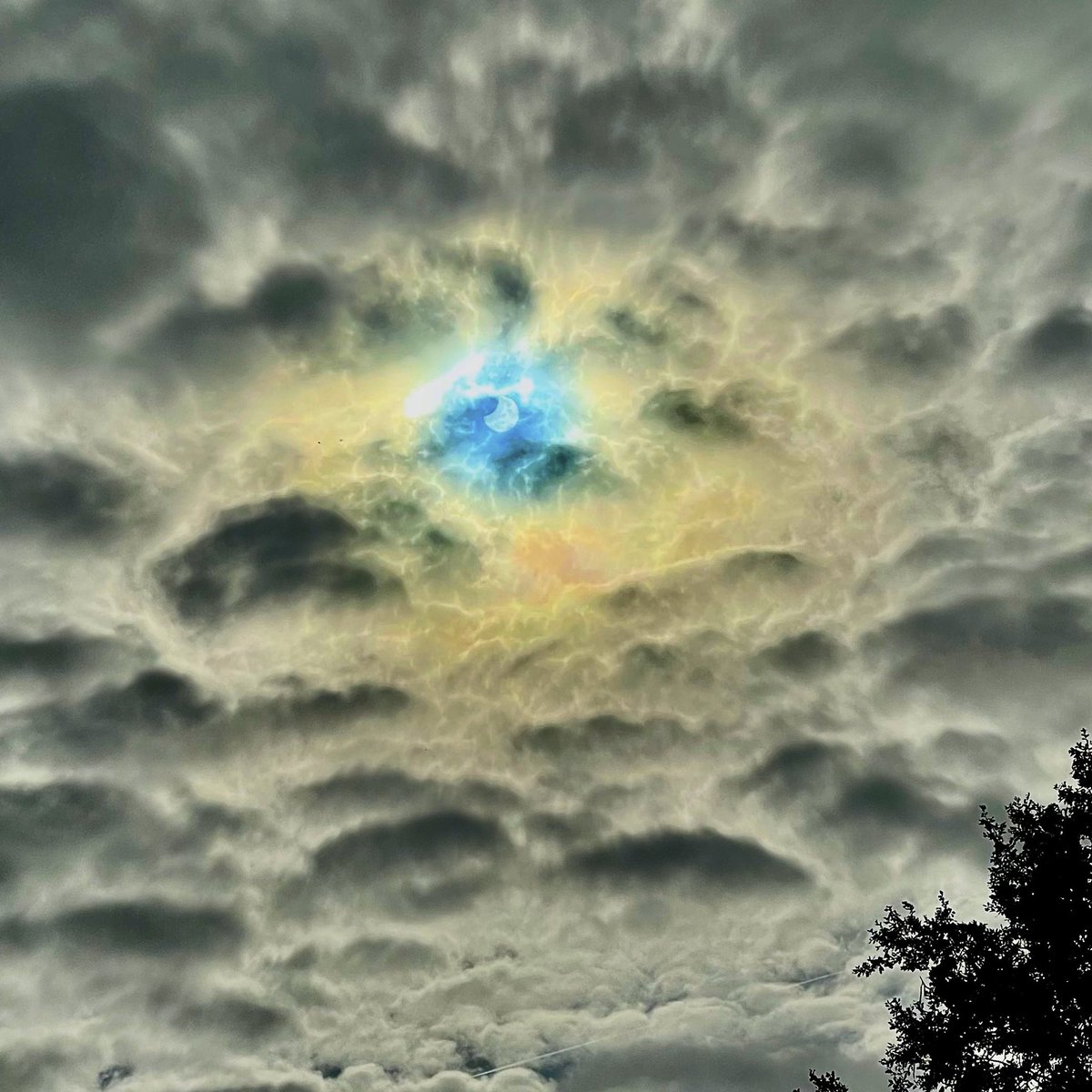 Bewolking met een kijkgaatje tijdens de #Eclipse 🌝 <a href="/meteobenl/">KMI</a>