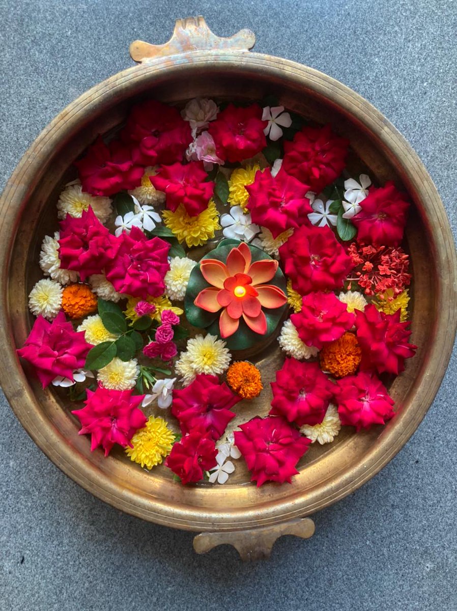 And this is mine 😊 #FlowerDecoration in urli for Diwali 🌼🌸 (real flowers)
The lotus in the centre is artificial, it is a lamp which glows when kept on water.