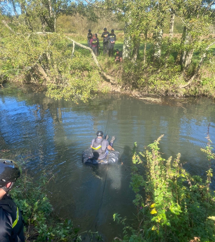 BGSurvival's tweet photo. If ever needing to cross a body of water with your group, you can connect all your rucksacks together (making sure your valuables and clothing are tightly sealed in your drybag) you can create a raft to get you from one side to the other🚣
#BearGryllsSurvivalAcademy #Tips4Tuesday https://t.co/7WqV0O0s1E