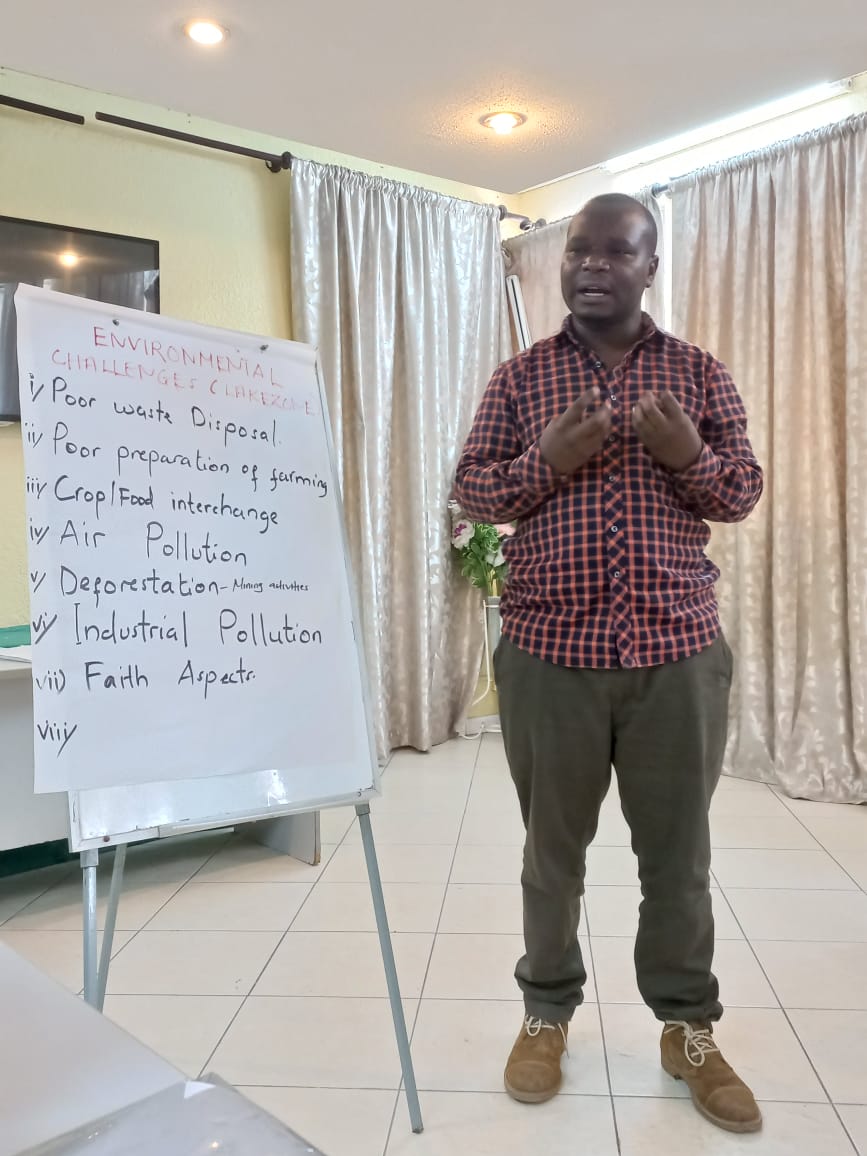 mosesdesdery's tweet photo. @RootsandShoots regional coordinator from Simiyu region Mr. Tumaini Fasso Obondi explaining the environmental challenges facing #LakeVictoriaBasin regions at #FLEATanzania at Luther House, Posta.
#Day1
#Faith4Earth
#ClimateJustice
#ClimateChange
@SAFCEI @CYNESA https://t.co/qlDTjAD9zp