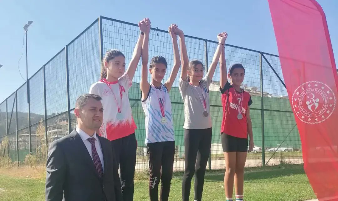engintaskin45's tweet photo. Bir yerde başarı varsa Hacıbektaşlı Ortaokulu Bir ucundan yakalar. 
Koşu mu?
O zaman Siler Süpürür. https://t.co/7VZcz51Gay