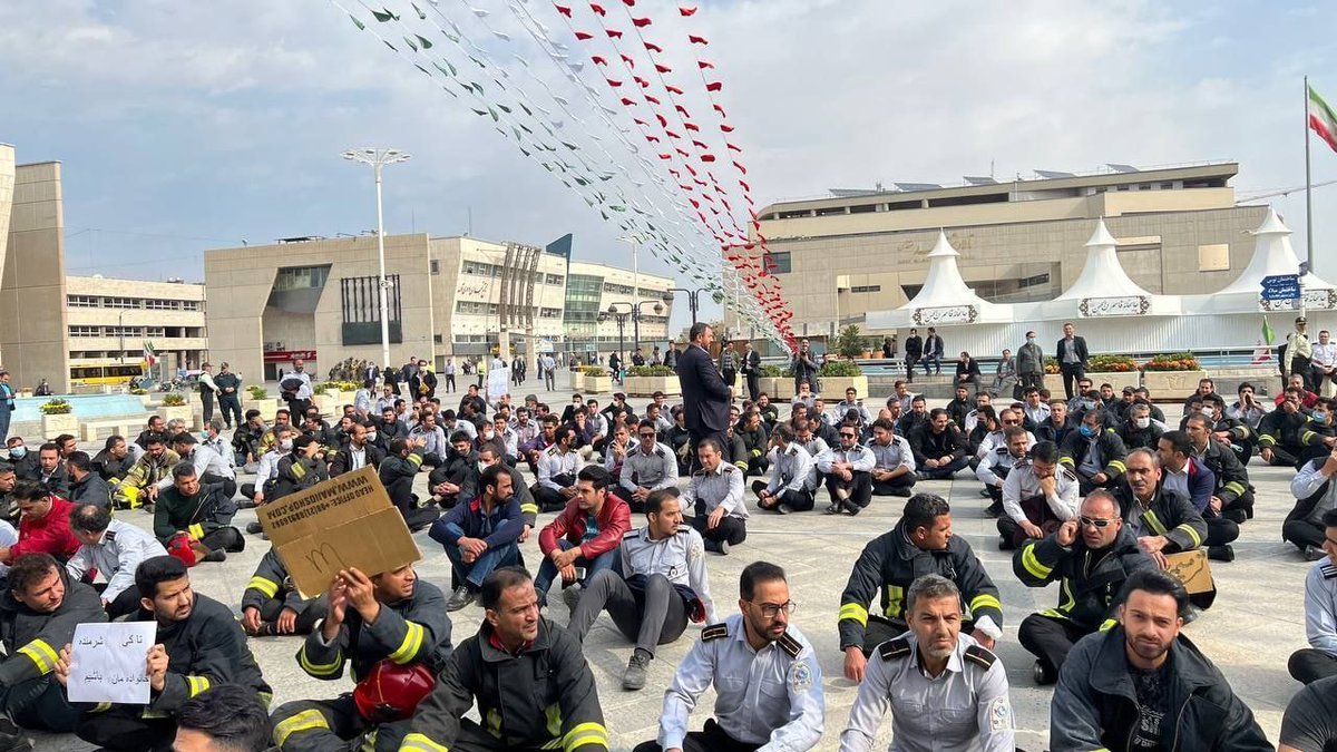 yumekomwn's tweet photo. آتش نشان های مشهد تجمع کردن.
بچه های مشهد اگه گفتید الان وقت چیه؟؟؟
#مهسا_امینی 
#اعتصابات_سراسری https://t.co/UlDVisqRyB