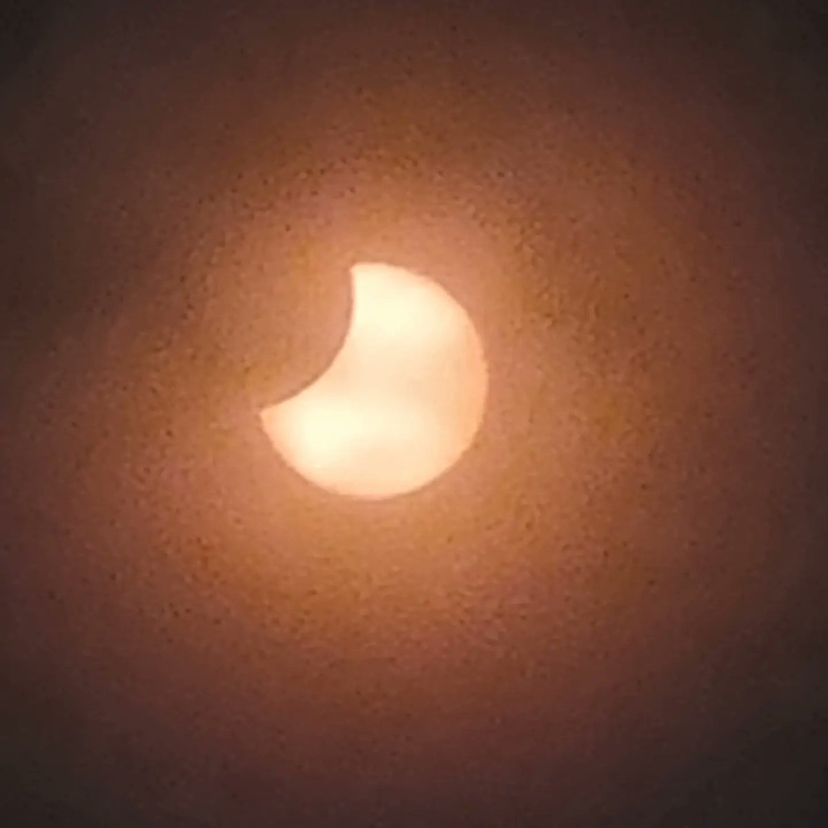 PRNooij's tweet photo. Zonsverduistering 25 oktober 2022, best handig een eclipsbril die voor de lens past.
#Eclipse2022 #Eclipse #zonsverduistering #heemstede #samsungS21 https://t.co/fSioL1t2iR