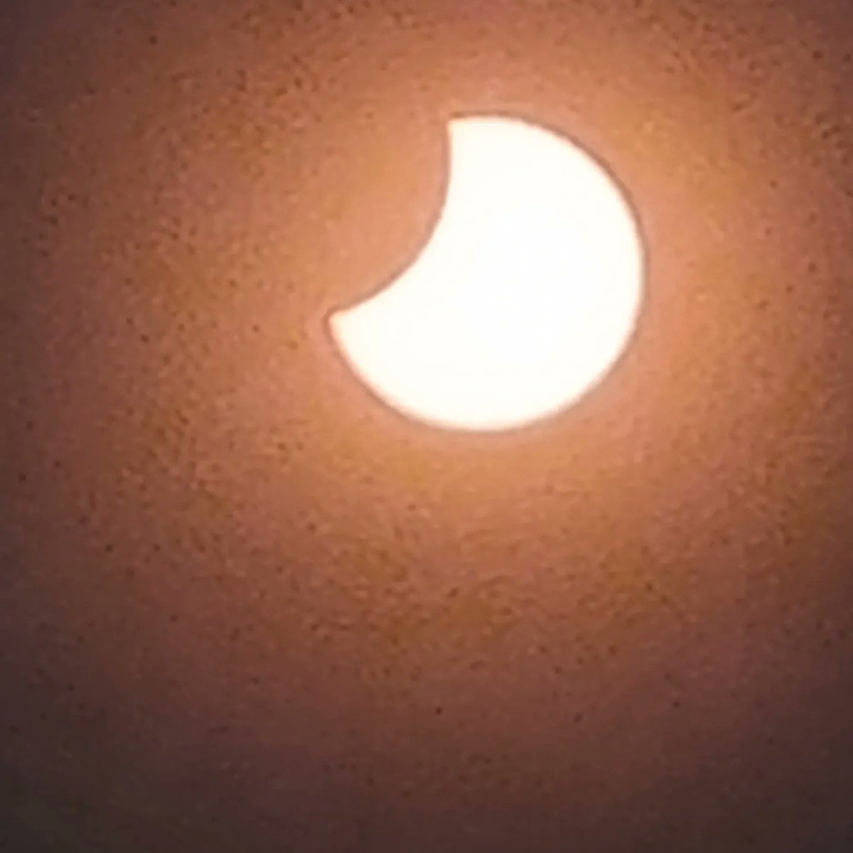 PRNooij's tweet photo. Zonsverduistering 25 oktober 2022, best handig een eclipsbril die voor de lens past.
#Eclipse2022 #Eclipse #zonsverduistering #heemstede #samsungS21 https://t.co/fSioL1t2iR