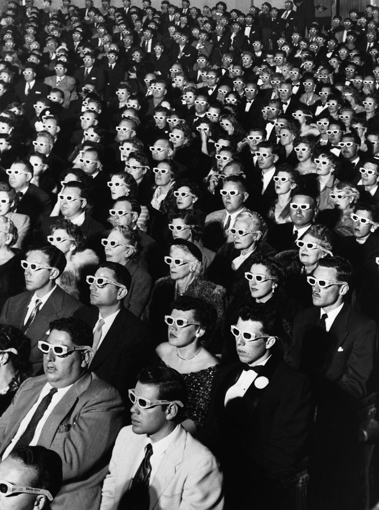 Yılın son Güneş tutulması gerçekleşiyor. Gözlüksüz bakmayınız. 😎 Fotoğraf: Sinema tarihinin ilk üç boyutlu ve renkli uzun metraj filmi 'Bwana Devil'ın Hollywood, Paramount Sineması'ndaki prömiyeri, 1952.