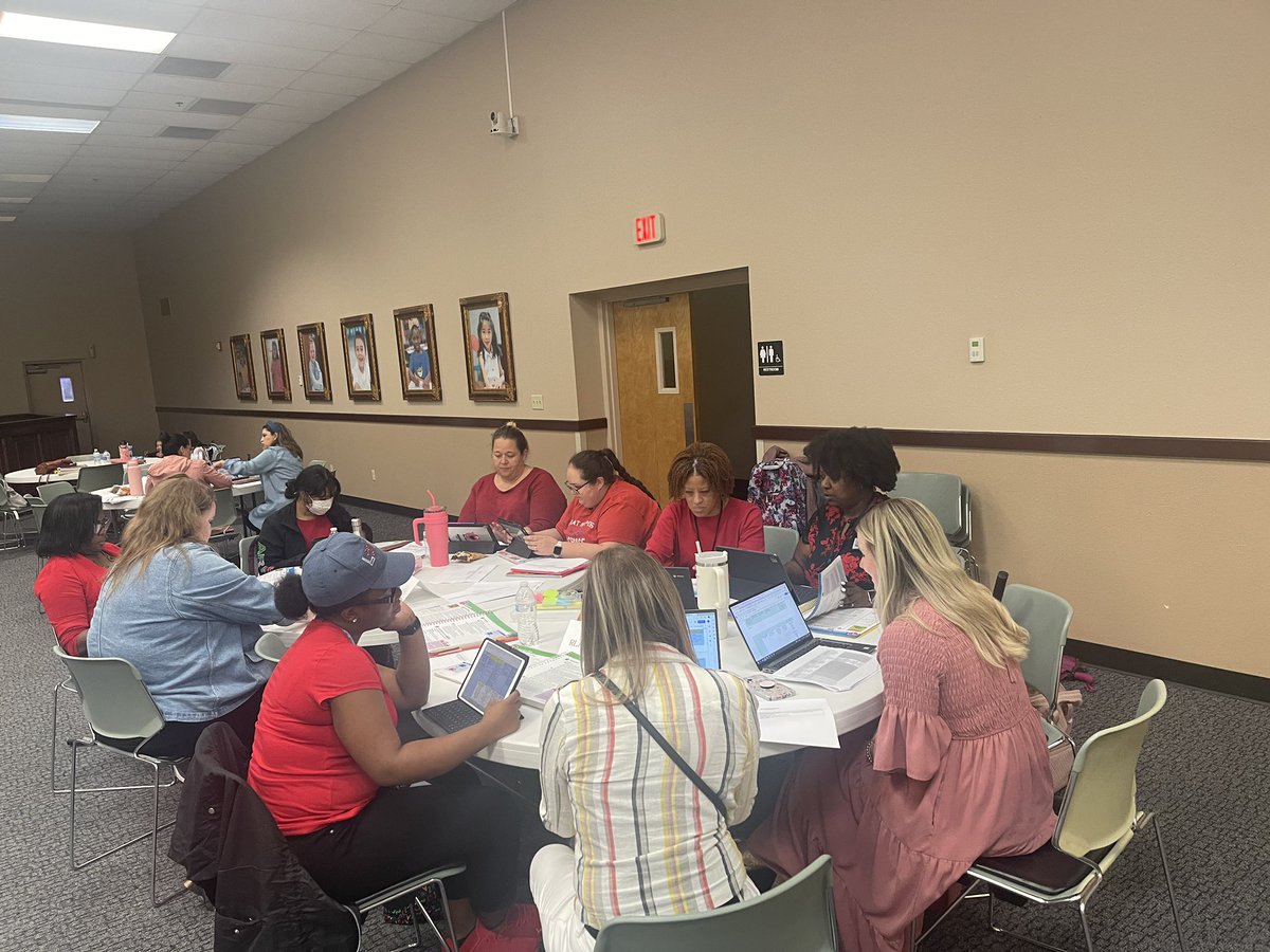 TylerIsdELAR's tweet image. A little rain didn’t stop these educators from attending last night’s lesson design collaboration session!