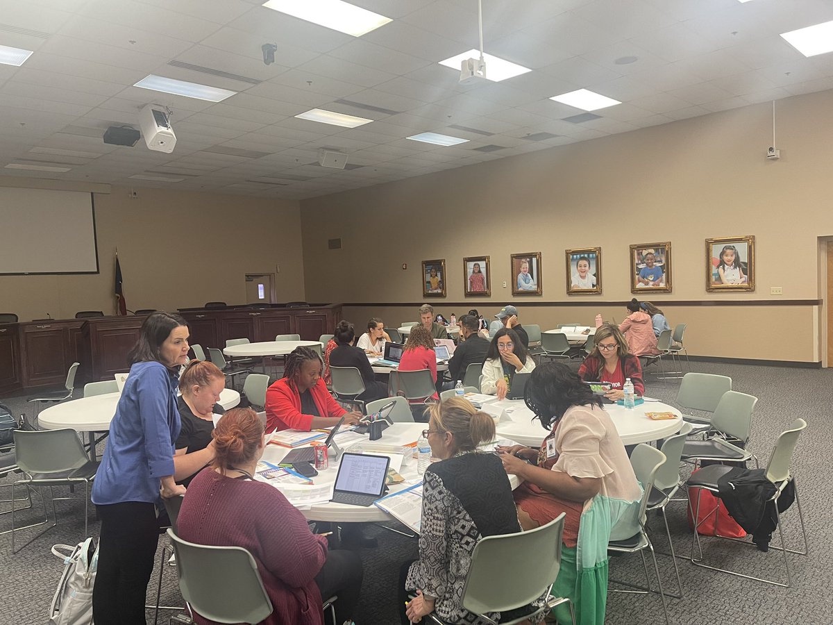 TylerIsdELAR's tweet image. A little rain didn’t stop these educators from attending last night’s lesson design collaboration session!
