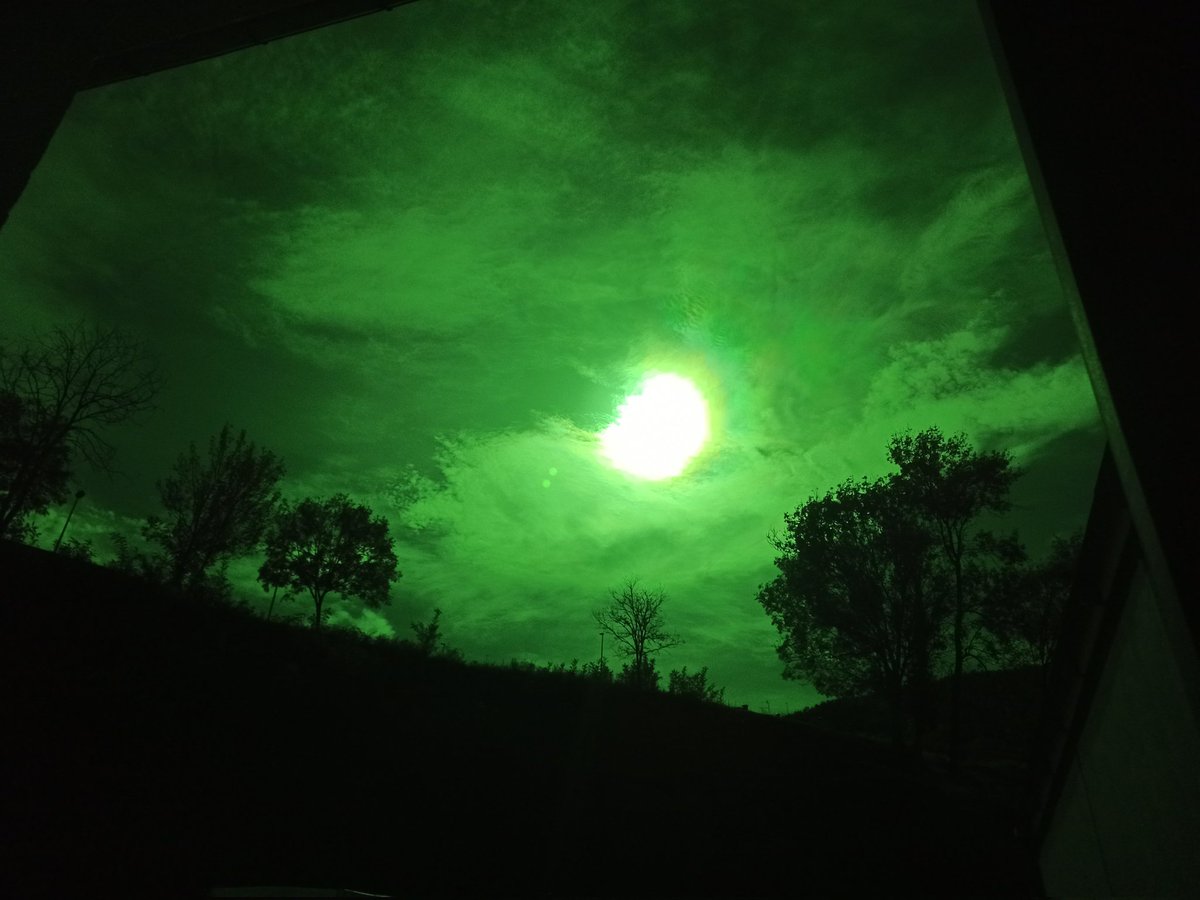 Valhkop's tweet photo. @TomasMolinaB 
Eclipsi des de St. Joan les fonts. https://t.co/zj5IeHhbGj