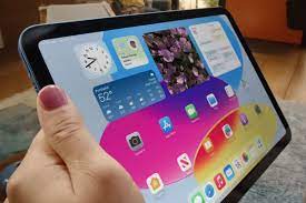 feedmileapp's tweet photo. Apple released the latest versions 'iPadOS 16.1' of its OS ; Stage Manager, iCloud Shared Photo Library, Weather app features & more added.
#feedmile #apple #ipadOS161 #ipadOS #appleseries #appleipad https://t.co/VnSXAEtJcU