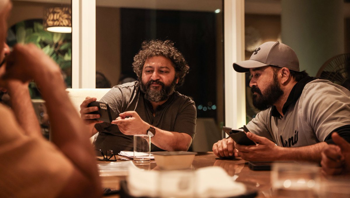 UrsVamsiShekar's tweet photo. The much awaited combo is here🔥

#MohanlalWithLJP , will be produced by John and Mary Creative, Max Labs and Century Films.

#Mohanlal @Mohanlal #LijoJosePellissery @shibu_babyjohn https://t.co/D4W80M4zBe