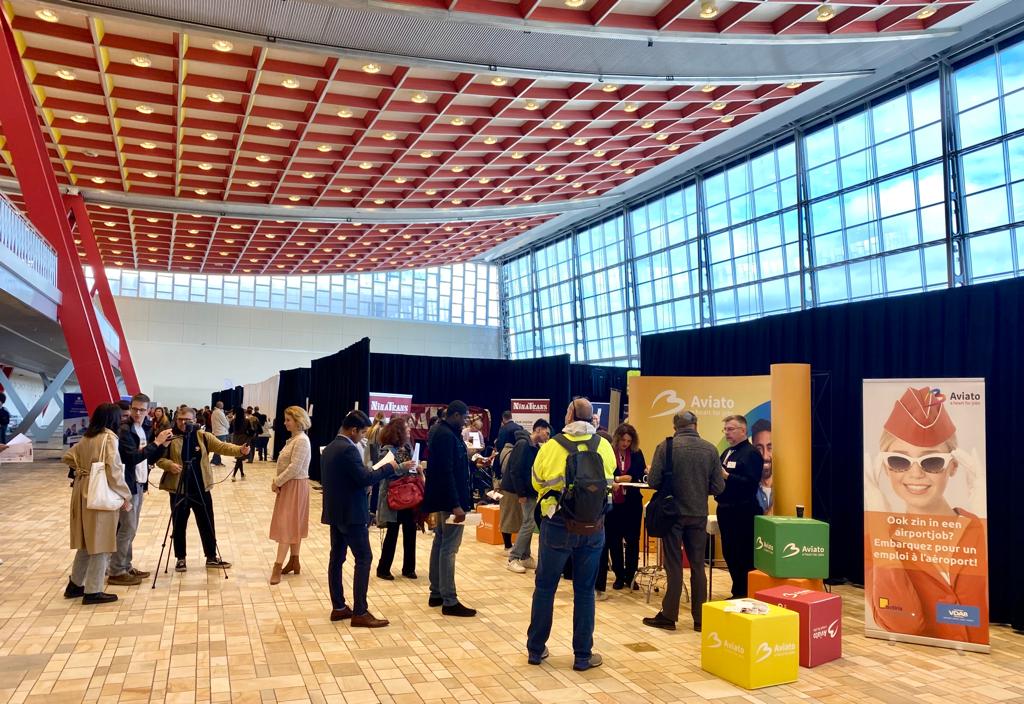 ActirisBrussels's tweet photo. Bijzonder mooie opkomst voor de #VlaamsBrabantJobFair in @BrusselsAirport ! 💪

Meer dan 3.600 mensen komen hier vandaag een nieuwe job zoeken, waarvan een derde Brusselaars.

🤝 Met de steun van #Aviato, @vdab_be, @vlaams_brabant en #Actiris. 

#werk #jobs #Brussel https://t.co/xAJX6ZWYJa
