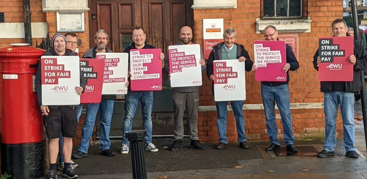 CWUnews's tweet image. Chiswick, Ealing, and West Ealing - all with solid support on the picket lines ✊🪧 #StandByYourPost