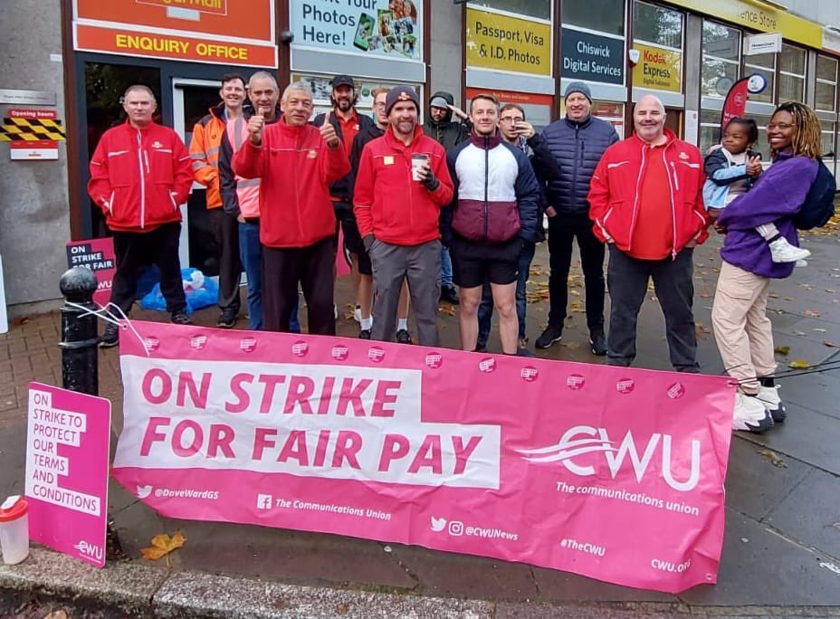 CWUnews's tweet image. Chiswick, Ealing, and West Ealing - all with solid support on the picket lines ✊🪧 #StandByYourPost