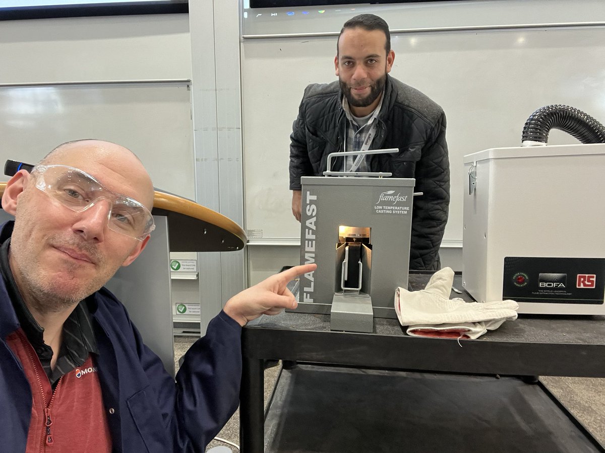 Richardwrhood's tweet photo. Primary processes week. #pouringmoltenmetalinmylecture #practicalbasedlearning #wontforgetthisoneinahurry #playinginthesandpit https://t.co/0RR42puHxG