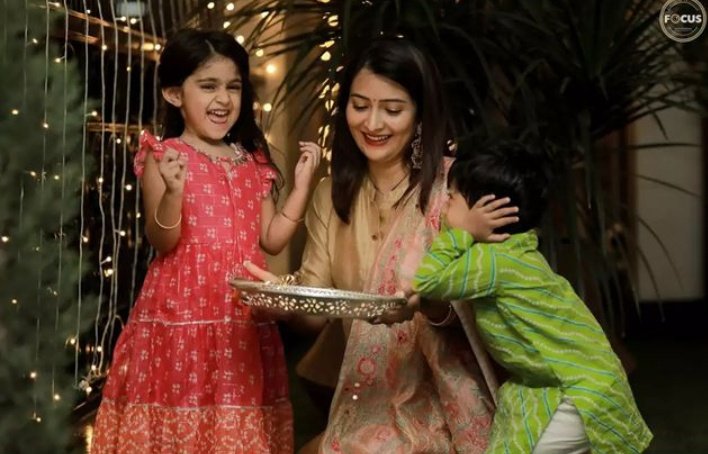 YashMy4's tweet photo. Cutest family ❣️#YashBOSS #Radhikapandith #Yashika https://t.co/dKbqqEJ5VL