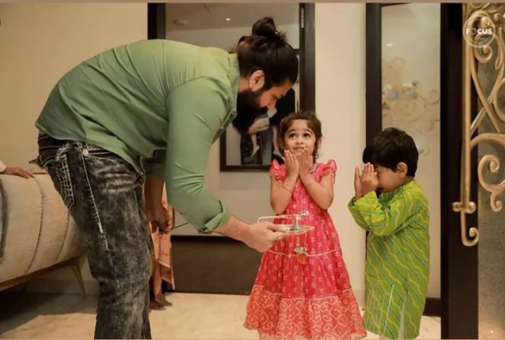 YashMy4's tweet photo. Cutest family ❣️#YashBOSS #Radhikapandith #Yashika https://t.co/dKbqqEJ5VL