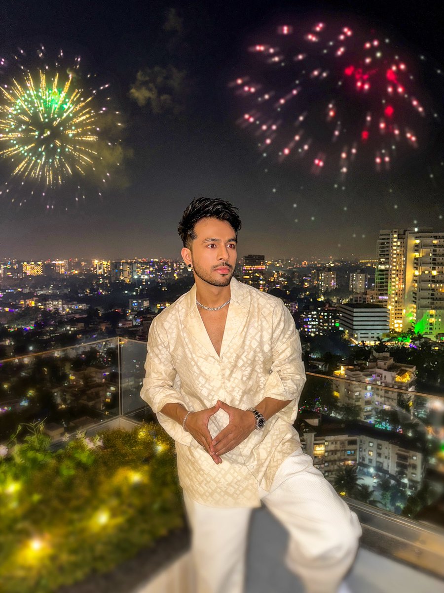 TonyKakkar's tweet photo. Last night.. Best Night 🔥✨ 
Happy Diwali 🪔 https://t.co/rxdOT62kuK