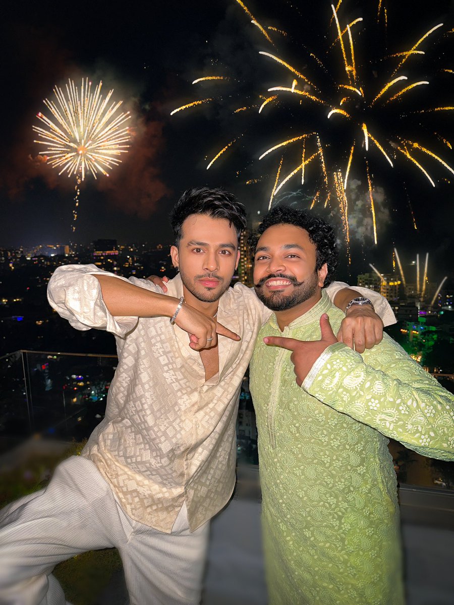 TonyKakkar's tweet photo. Last night.. Best Night 🔥✨ 
Happy Diwali 🪔 https://t.co/rxdOT62kuK