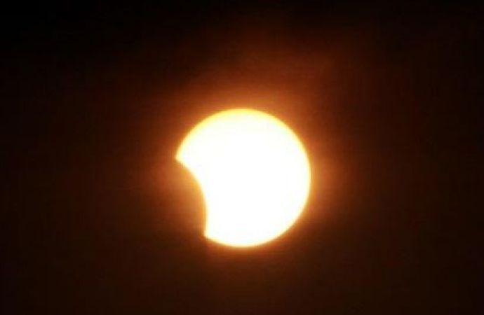 🔴 عاجل

بدء كسوف الشمس الجزئي على #الدمام وبعض اجزاء المملكة .

#كسوف_الشمس_الجزئي