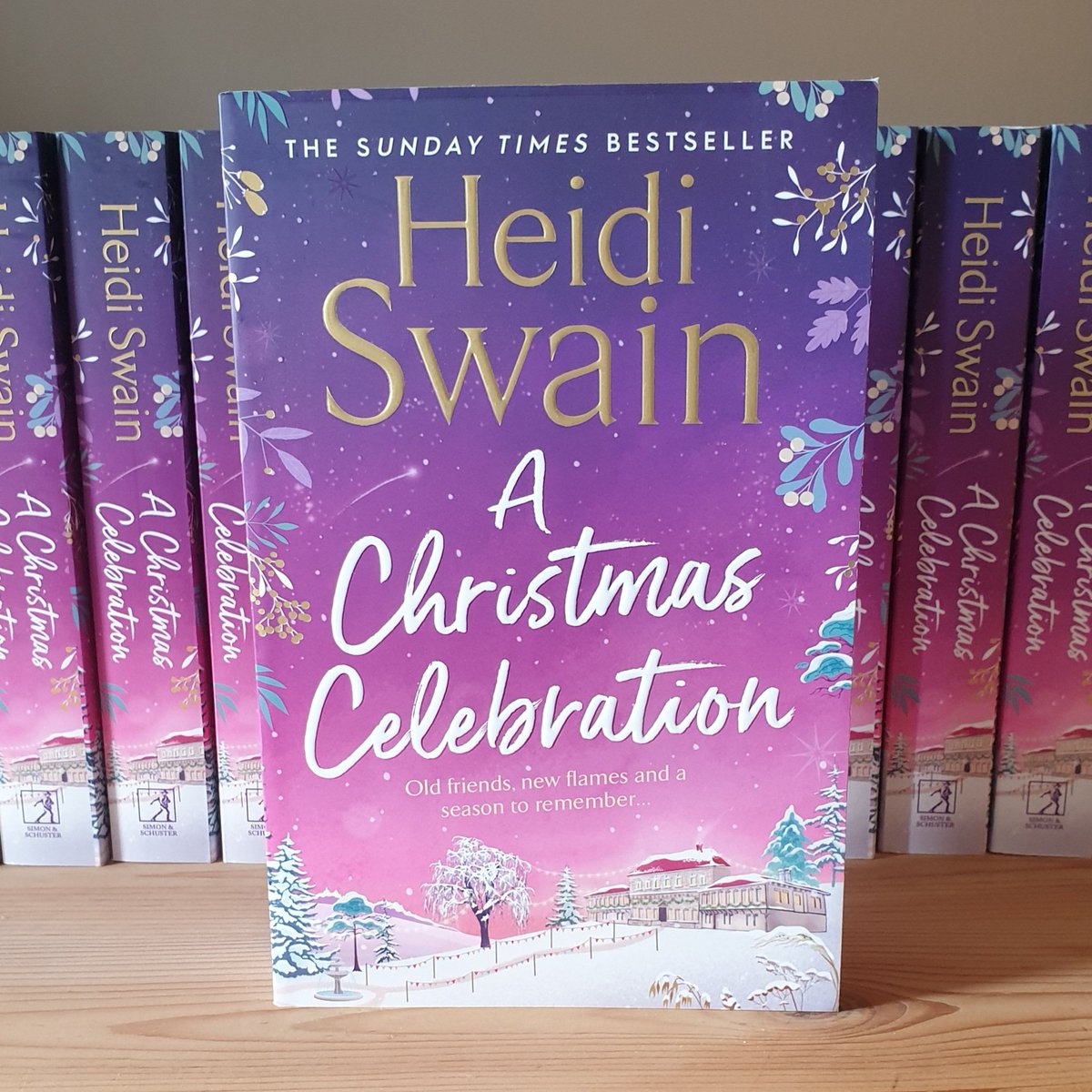 It's now just 2 months until #christmas so why not join the fabulous folk in the Fens for a trip to #WynthorpeHall that's full of romance, family, friendships and of course, all the seasonal trimmings? #AChristmasCelebration is out now! 🌲💜🍾💜🌲💜🍾💜🌲 amzn.eu/d/fflbOxl