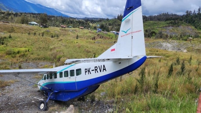 ivancp25's tweet photo. #AccidenteAΓ©reo de #Cessna208 #Caravan de #RevenGlobalAir Transport. Lleva matrΓcula PK-RVA y ha sufrido daΓ±os severos cuando aterrizaba en el Aeropuerto Aminggaru Ilaga #WABL, en #PapΓΊa #Indonesia. Se trata de un vuelo de carga. No hay heridos. 25-10-22 https://t.co/Df93fmYcF6 https://t.co/BLXMEt0YOq