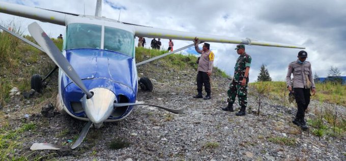 ivancp25's tweet photo. #AccidenteAΓ©reo de #Cessna208 #Caravan de #RevenGlobalAir Transport. Lleva matrΓcula PK-RVA y ha sufrido daΓ±os severos cuando aterrizaba en el Aeropuerto Aminggaru Ilaga #WABL, en #PapΓΊa #Indonesia. Se trata de un vuelo de carga. No hay heridos. 25-10-22 https://t.co/Df93fmYcF6 https://t.co/BLXMEt0YOq