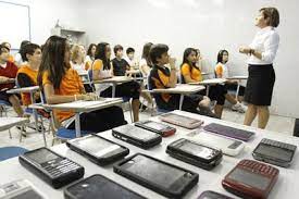 andreaaserranom's tweet photo. Uso de teléfonos móviles en el aula, ¿sí o no? 
Según un informe del INE realizado en 2018 a la edad de 10 años el porcentaje de niños que disponen de este dispositivo tecnológico es de una cuarta parte del total (26,2%). 
¿Usan los móviles en el aula los niños de estas edades? https://t.co/S1SwhU76n3