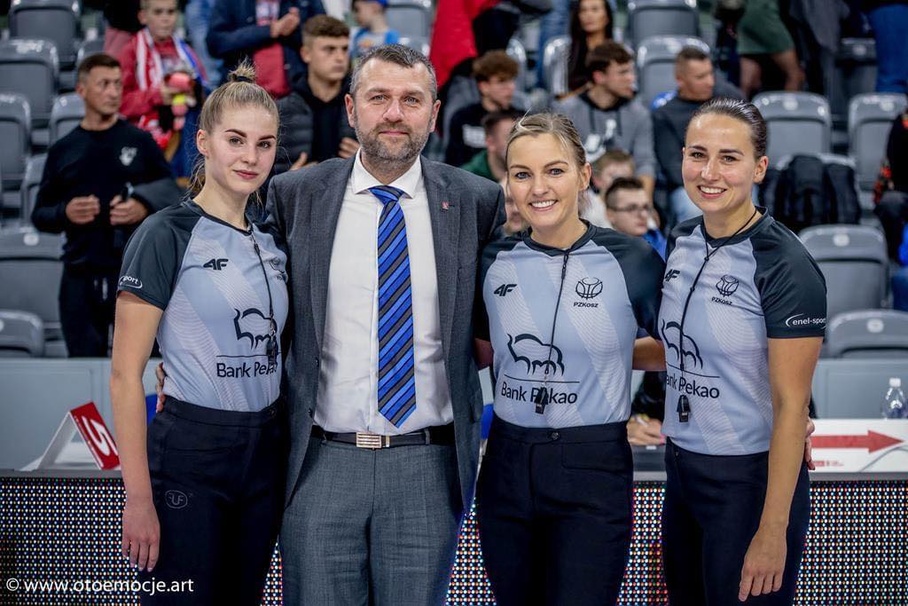 polskikosz's tweet photo. 📸 | Taka sytuacja podczas meczu pierwszej ligi @HydroTruckRadom vs. Start II Lublin. Sędziowały Agata Maj, Bogna Podkowińska i Maria Tatar. Brawo panie! 

fot. https://t.co/mjsD9BepAj https://t.co/vpPjzru3Wf