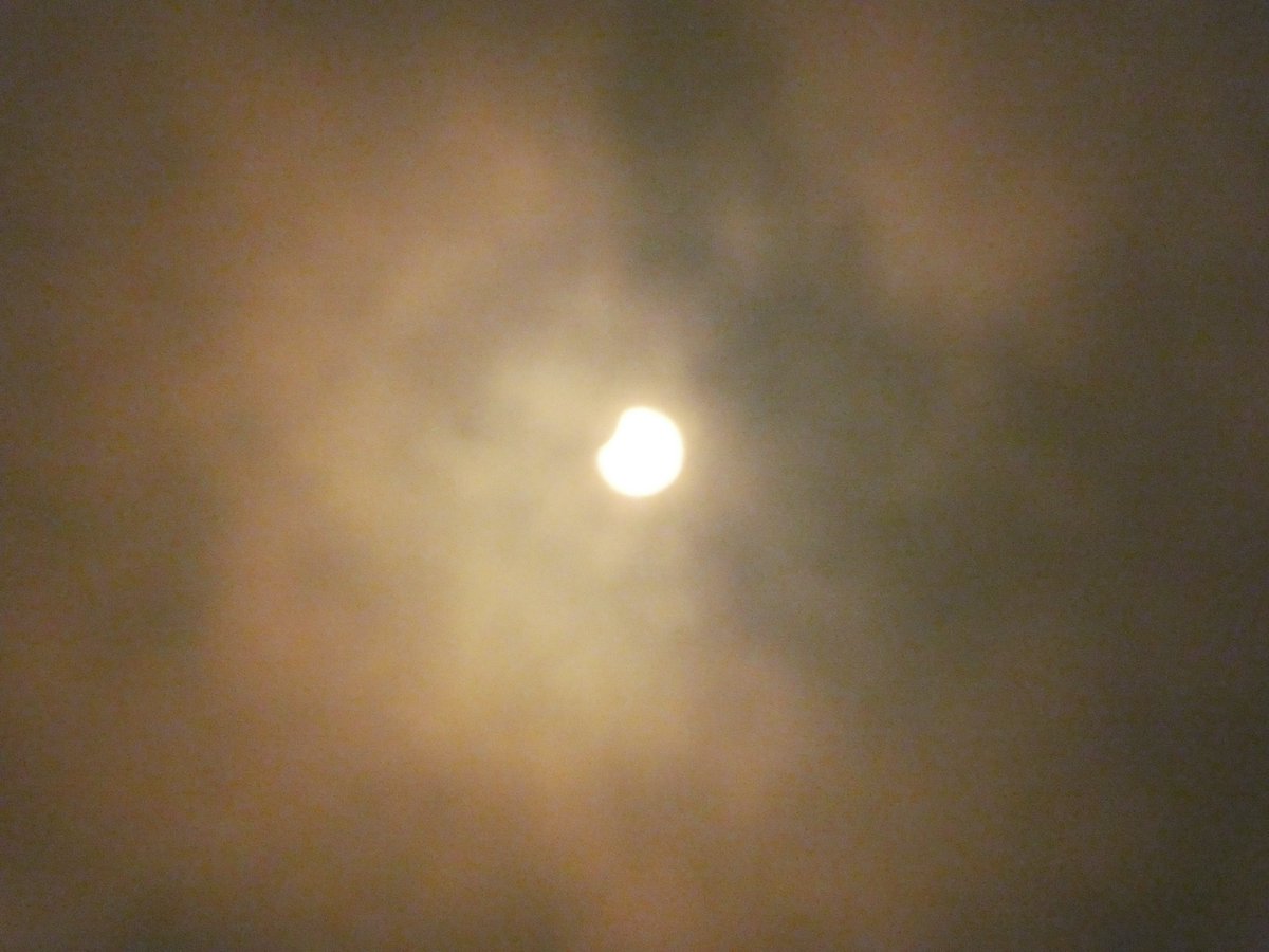 _planetarium's tweet photo. Depuis tôt ce matin brume et nuages couvraient le ciel. Nous avons vraiment craint l'éclipse d'éclipse 😄😄 mais heureusement des trouées nous ont permis de pouvoir observer cette éclipse partielle de Soleil. https://t.co/Ag7Saqd2FX